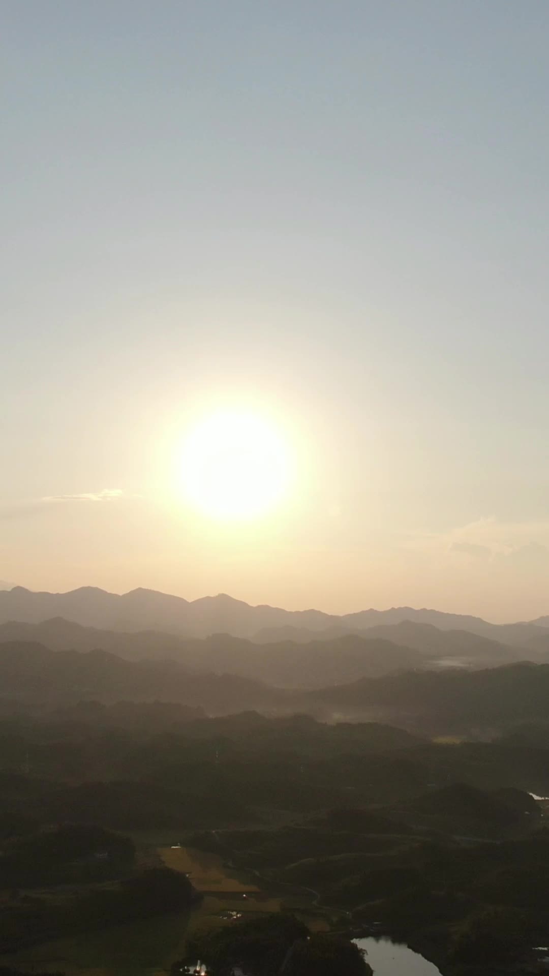 竖屏航拍山川日落太阳视频的预览图