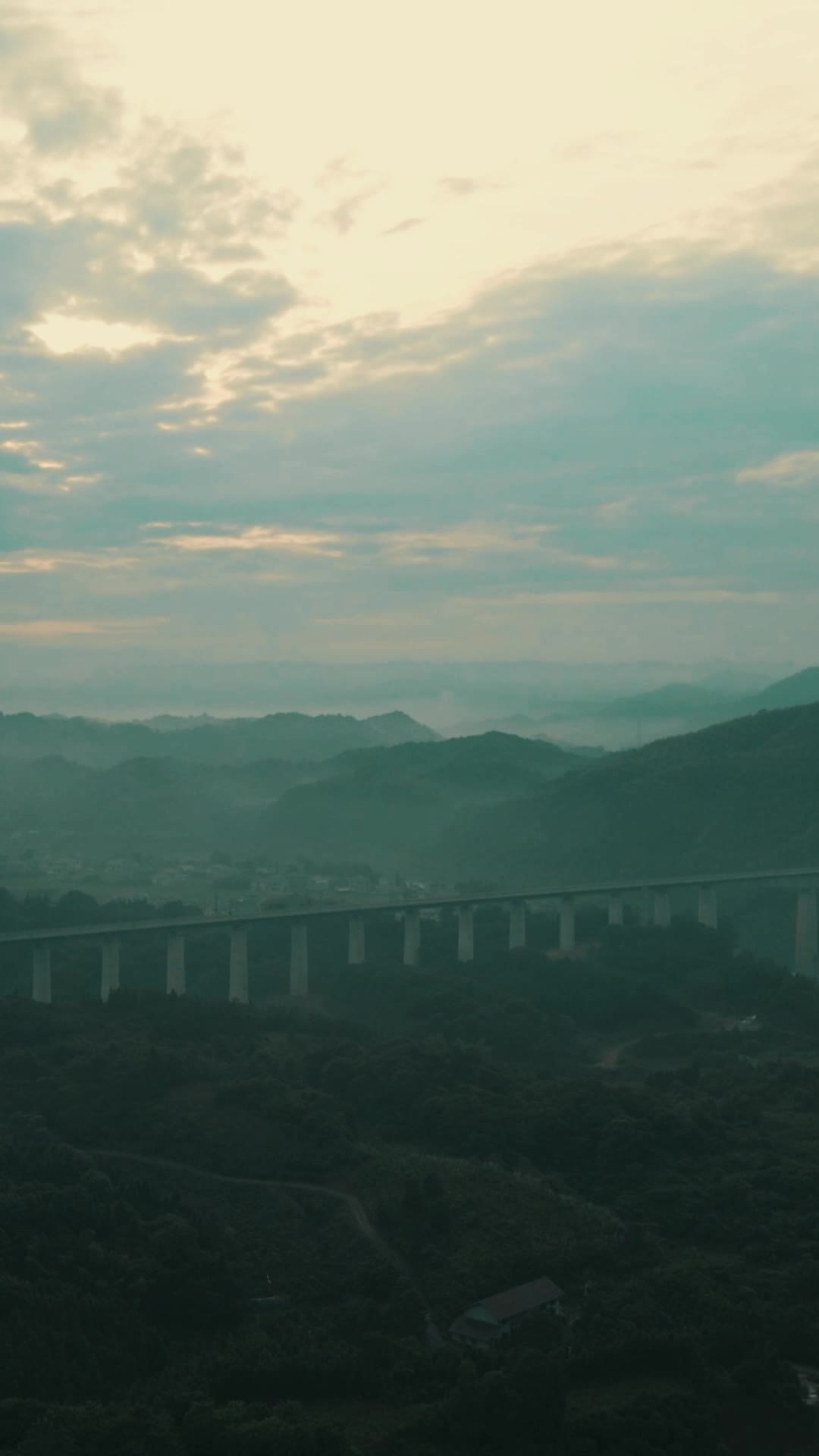 航拍迷雾清晨高铁轨道高架桥视频的预览图