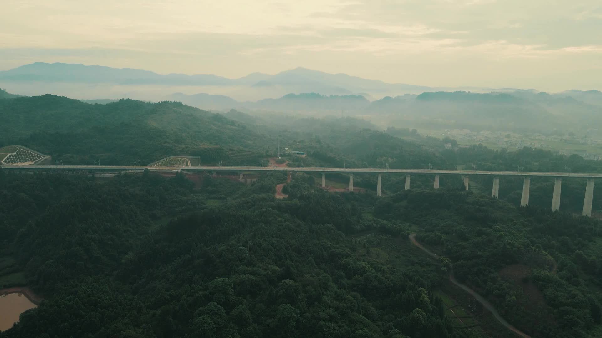 清晨迷雾高铁轨道高架桥竖屏航拍视频的预览图