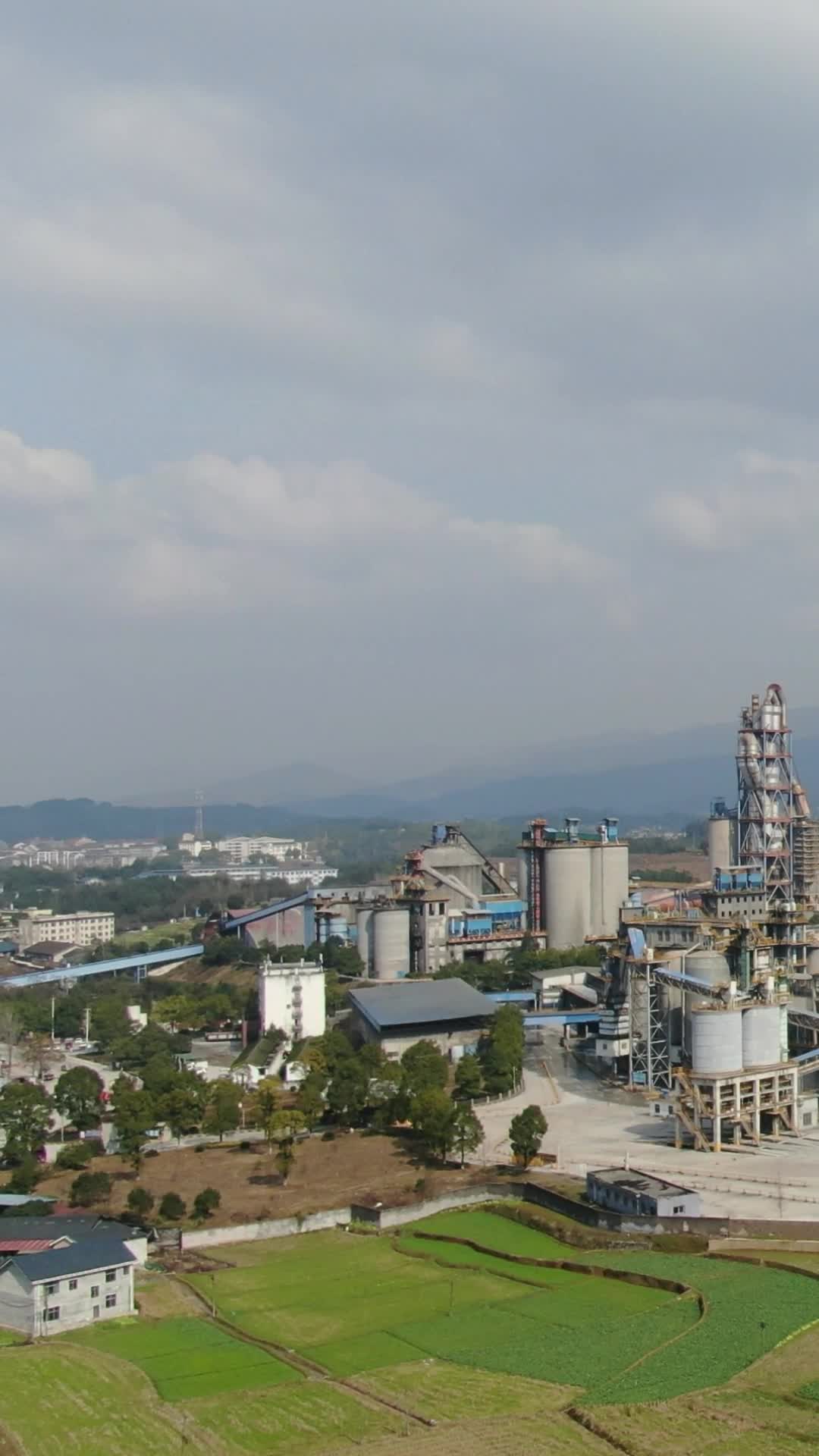 工业生产工厂生产加工竖屏航拍视频的预览图