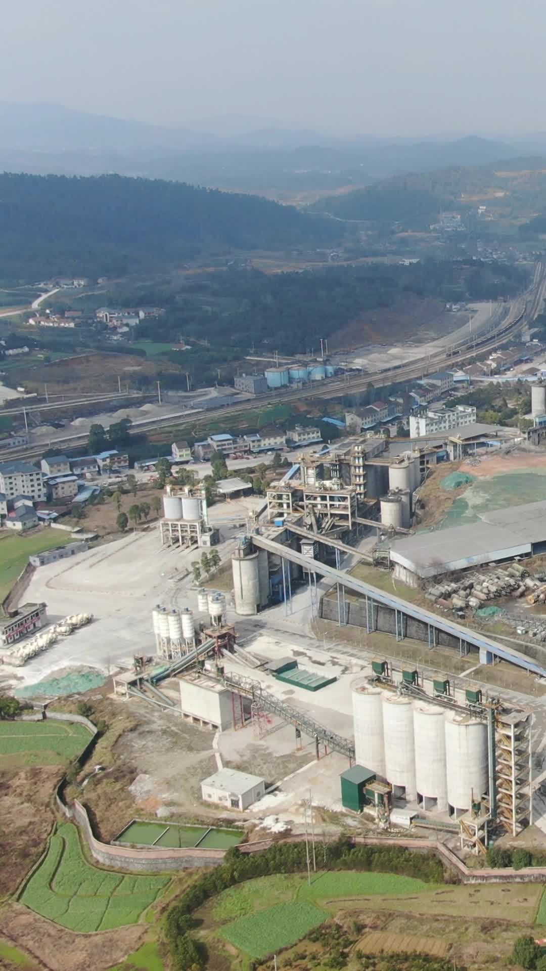 工业生产加工工厂竖屏航拍视频的预览图