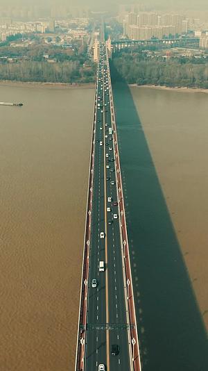 江苏南京长江大桥交通竖屏视频的预览图