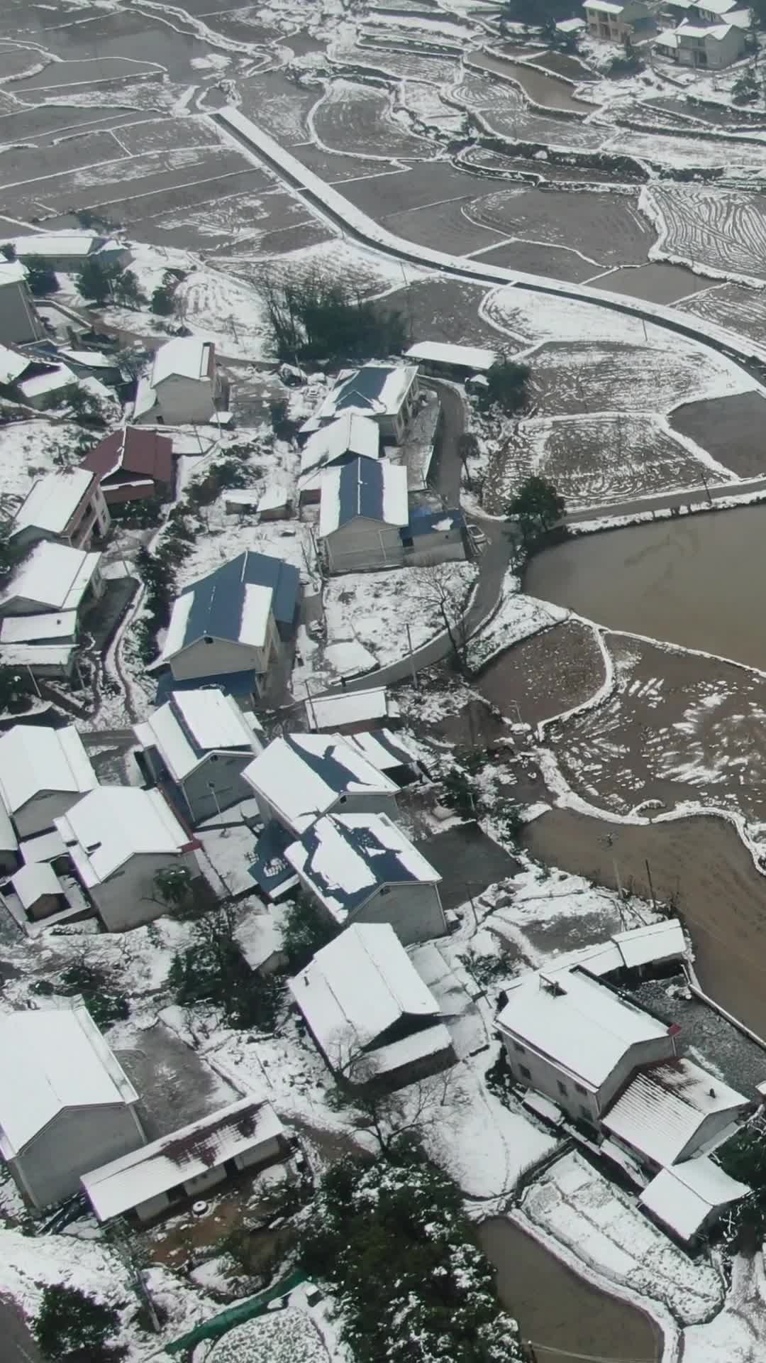 航拍南方冬天雪景风光视频的预览图