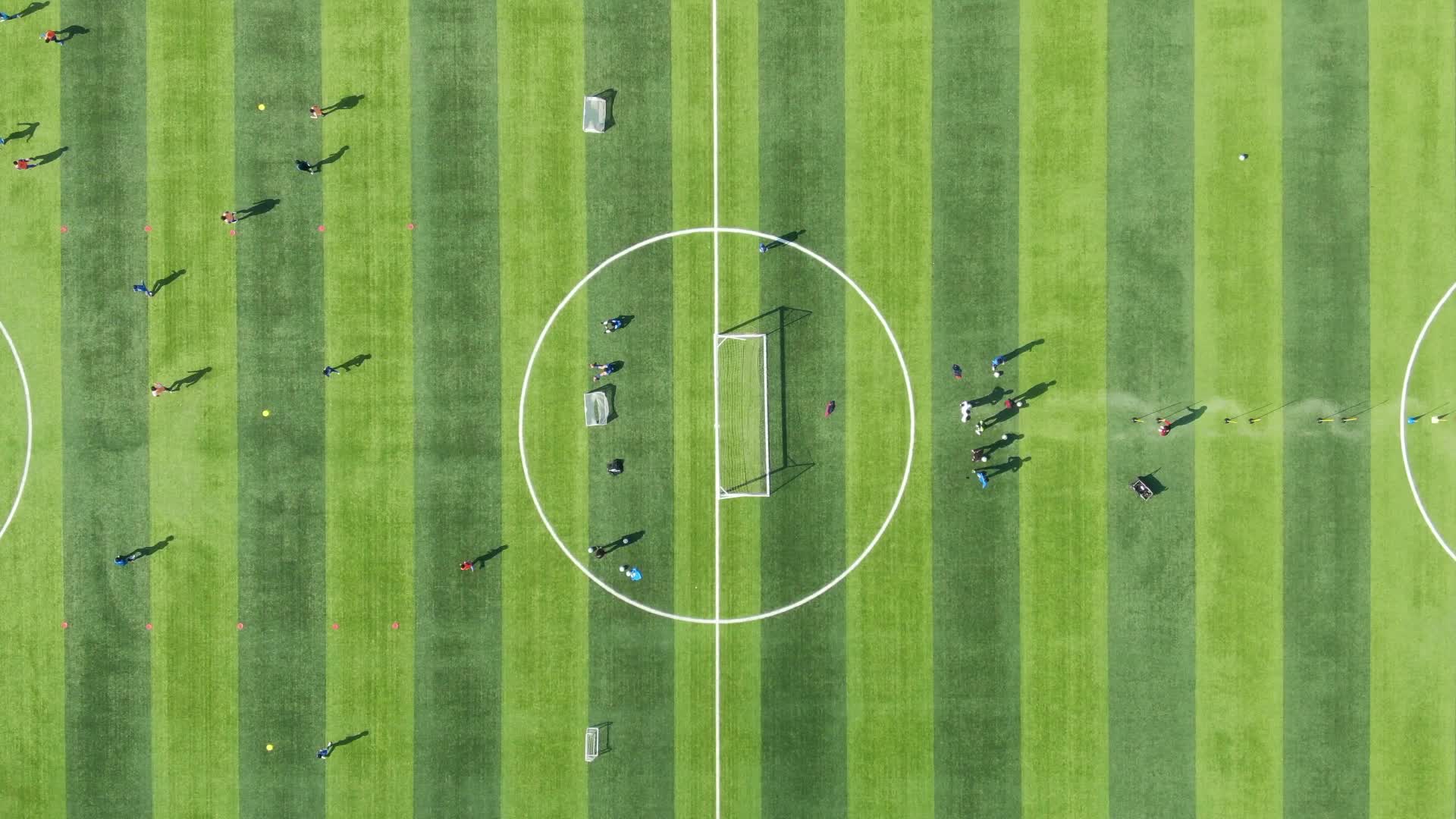 校园操场学生运动踢足球航拍视频的预览图