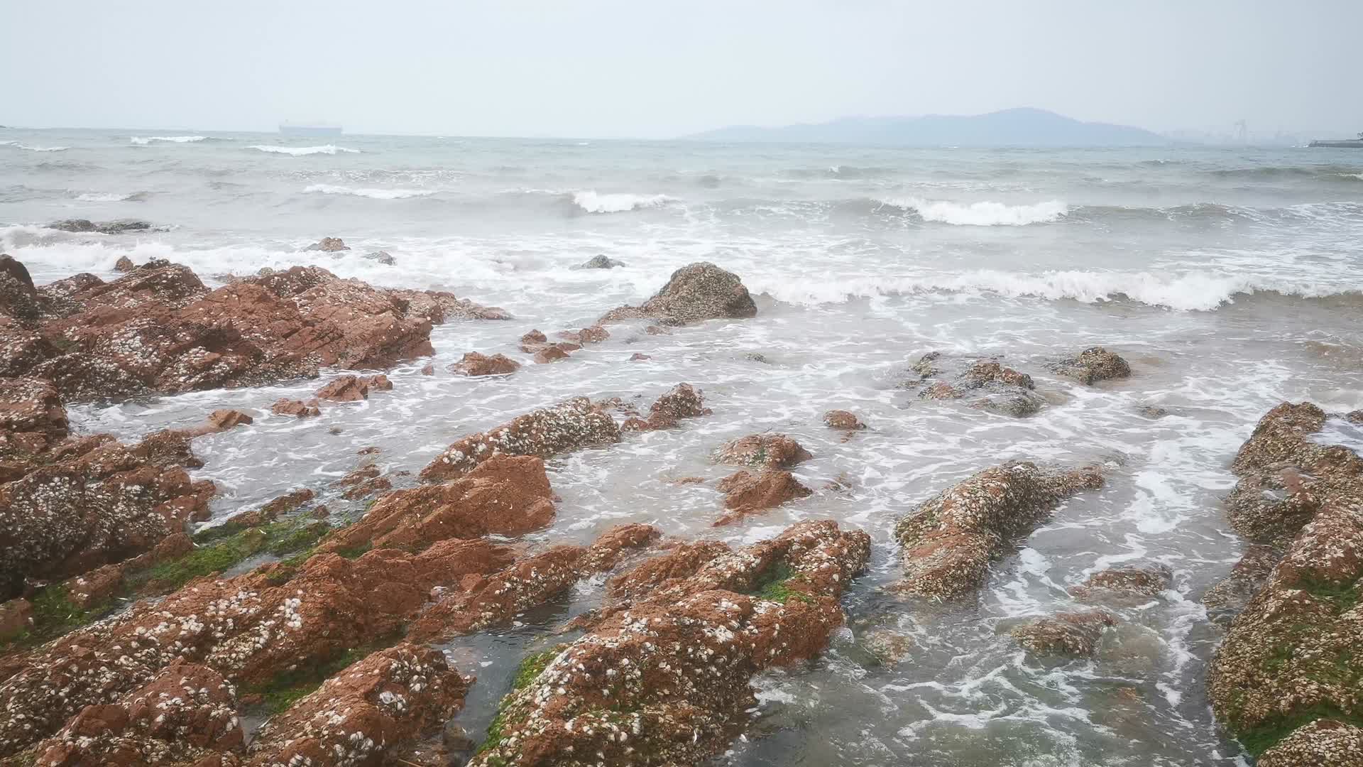 大海海浪礁石沙滩风景视频的预览图