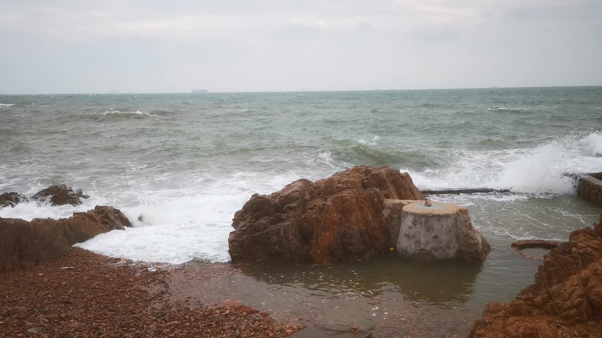 大海海浪礁石沙滩风景视频的预览图