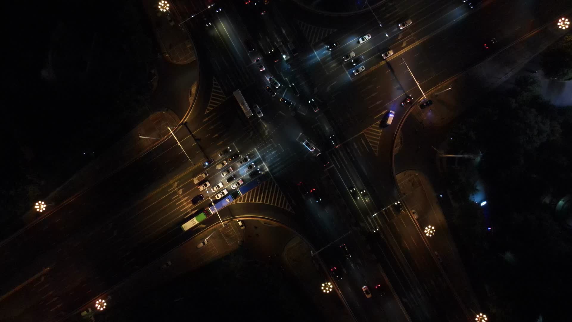 航拍城市交通大道夜景视频的预览图