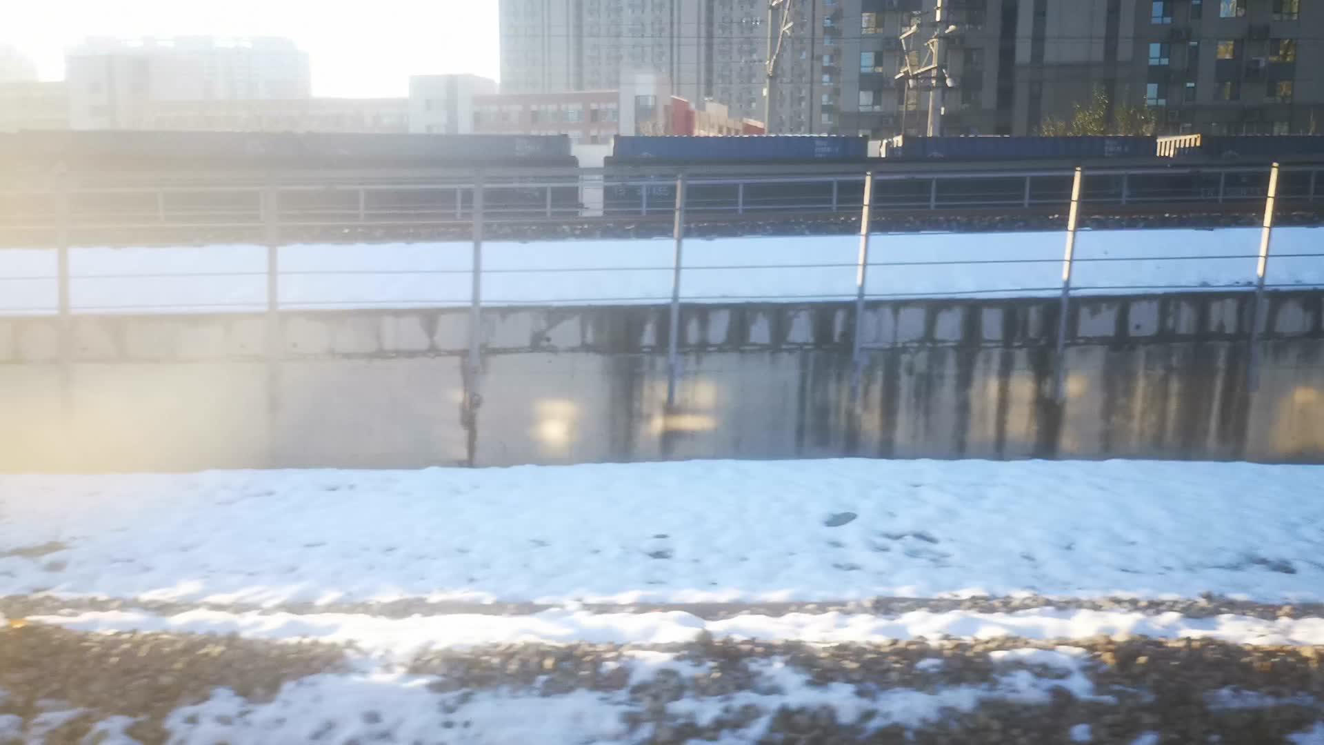 旅途火车窗外雪景视频的预览图