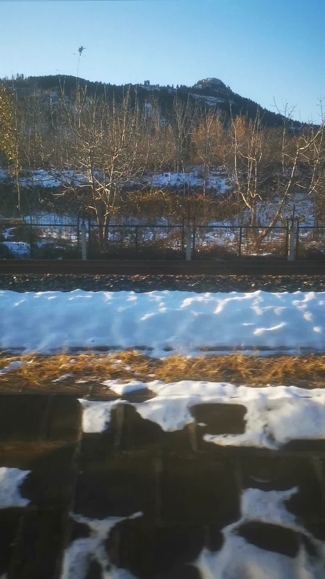 旅途火车窗外雪景视频的预览图