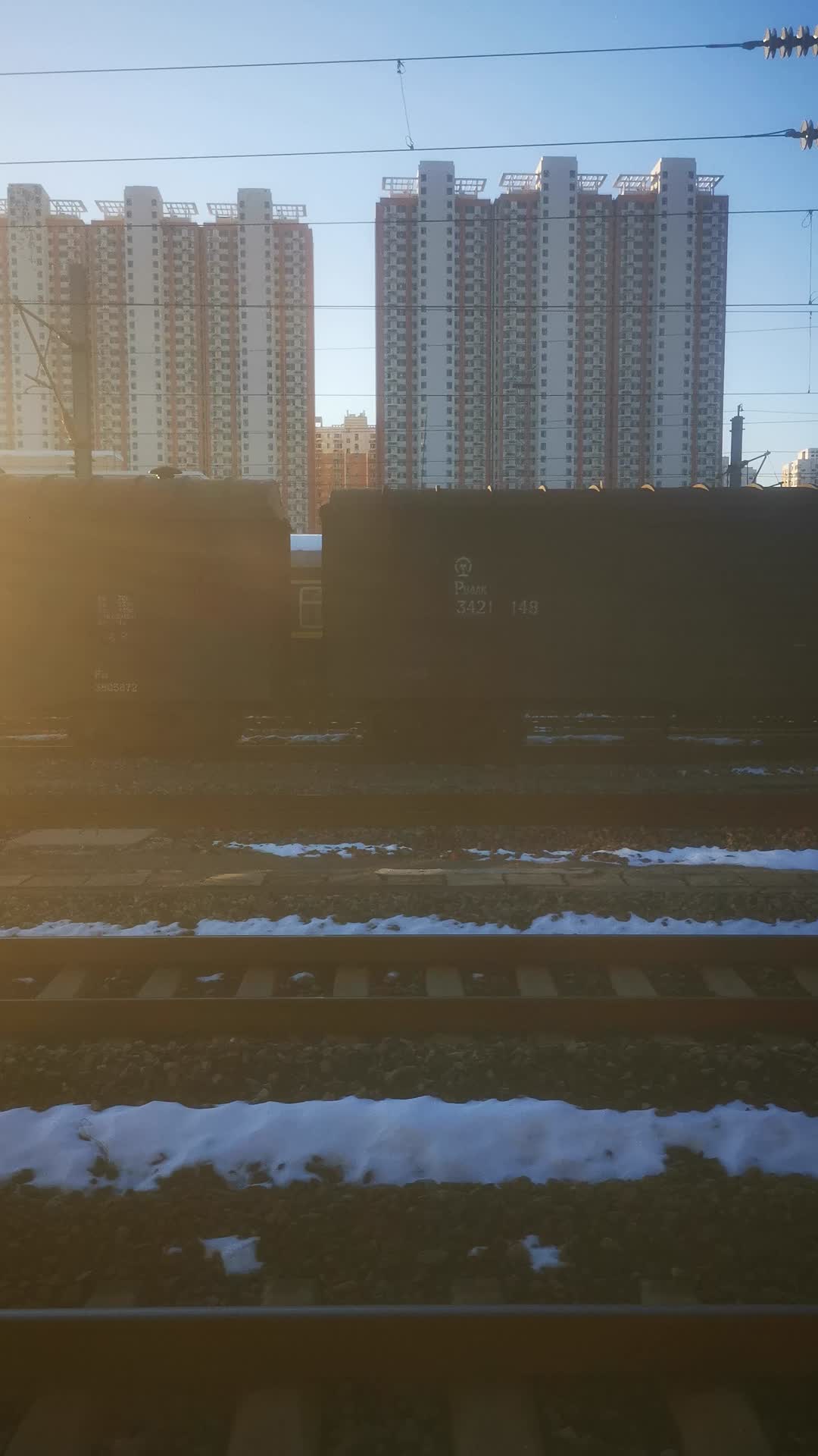 实拍火车窗外风景视频的预览图