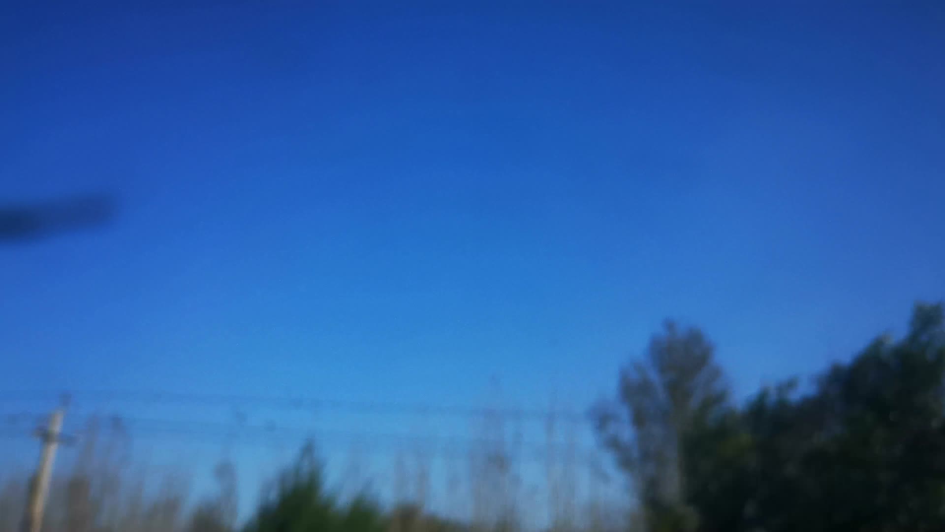 火车路途窗外风景视频的预览图