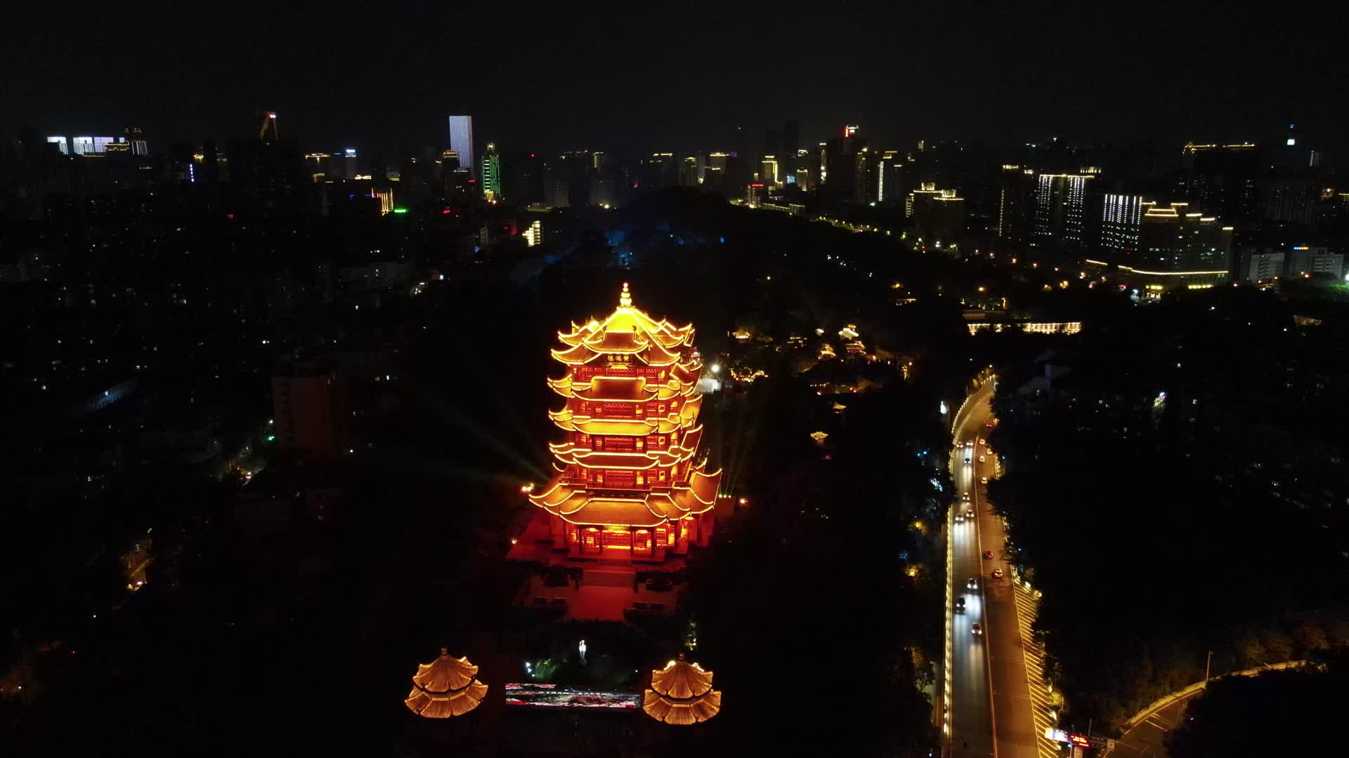 4K航拍湖北武汉黄鹤楼夜景视频的预览图