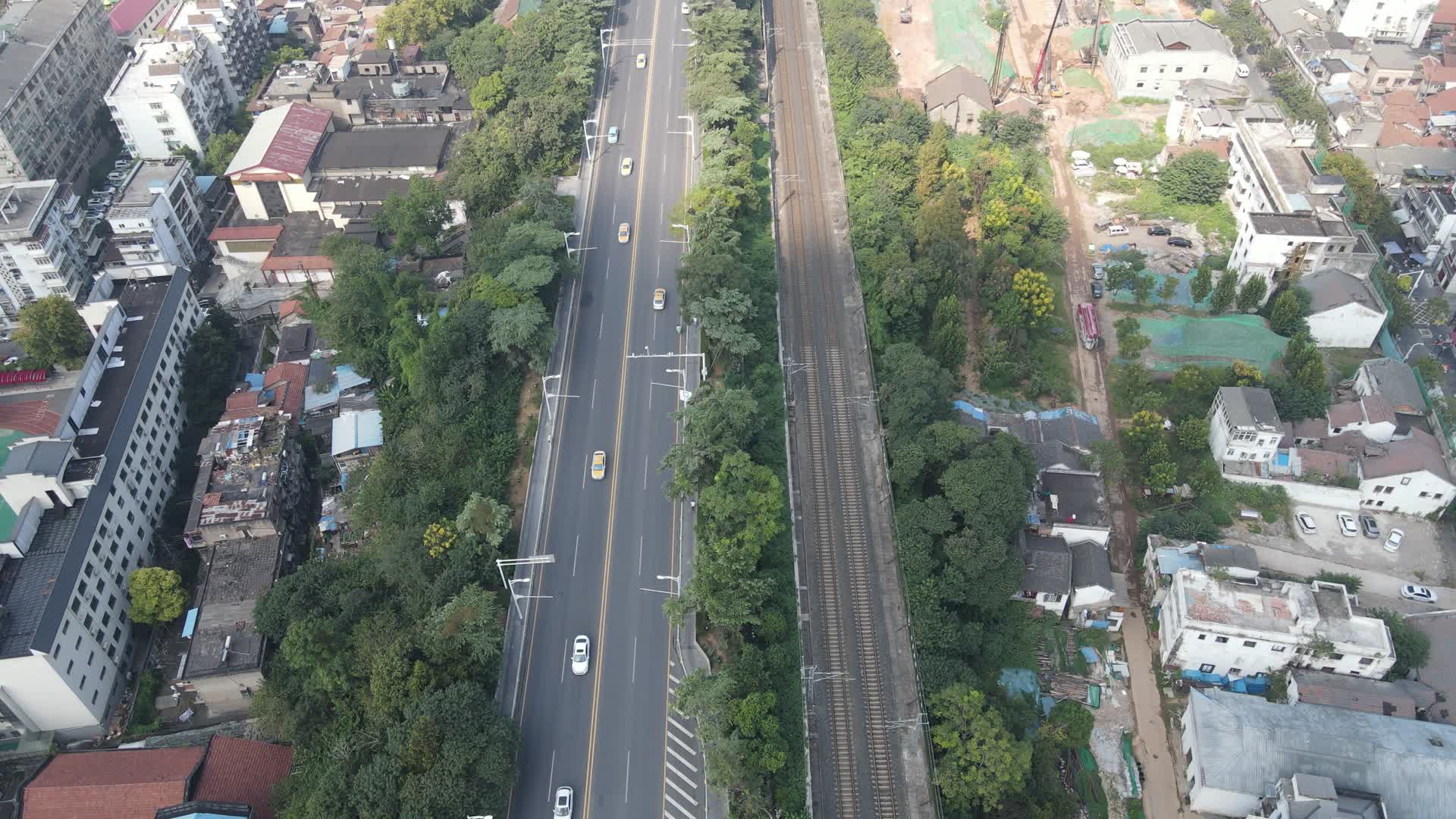 航拍城市交通大道车流视频的预览图