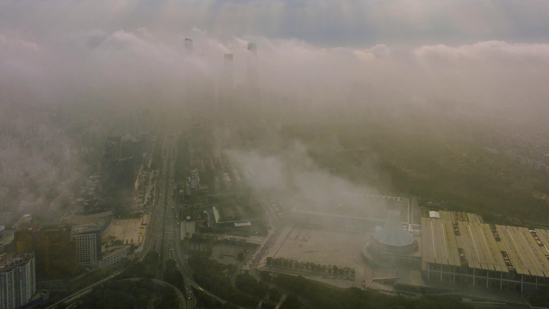 4K延时南宁东盟商务区穿云破雾视频的预览图