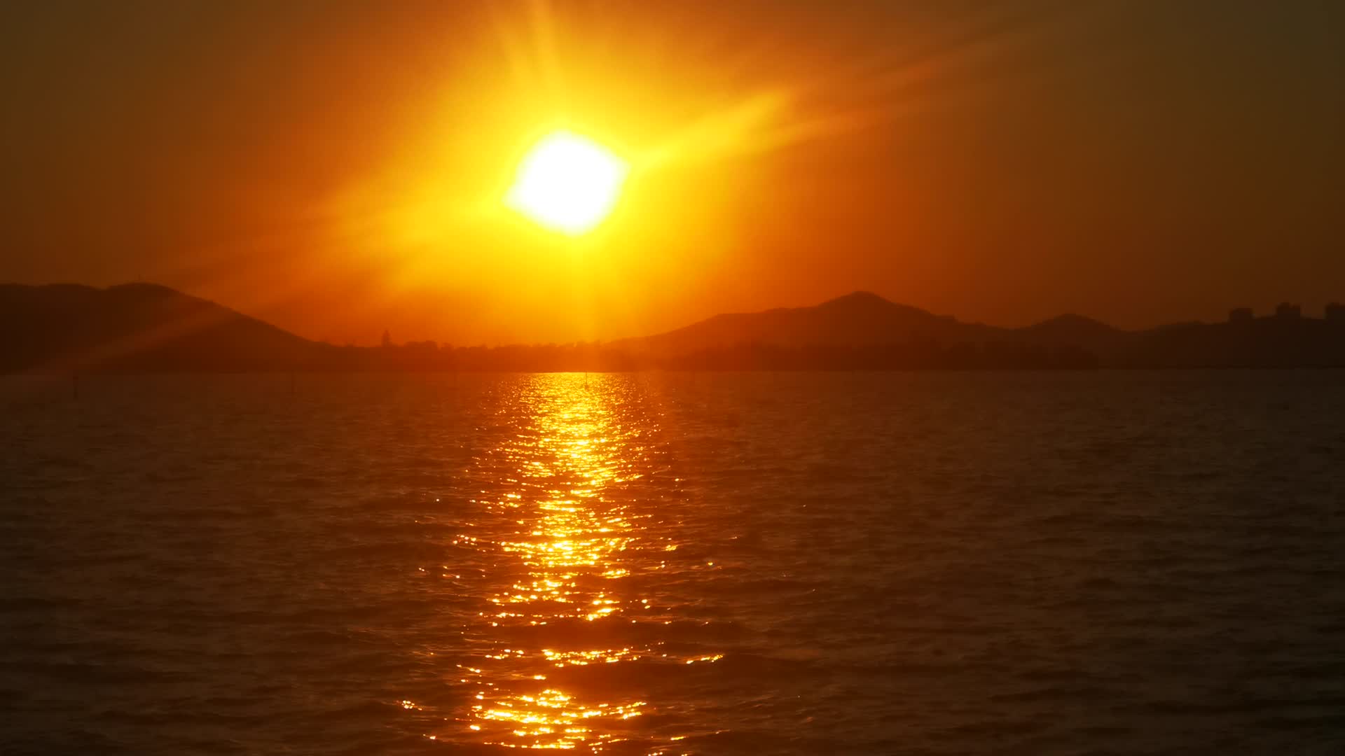 实拍大自然湖面夕阳晚霞视频的预览图