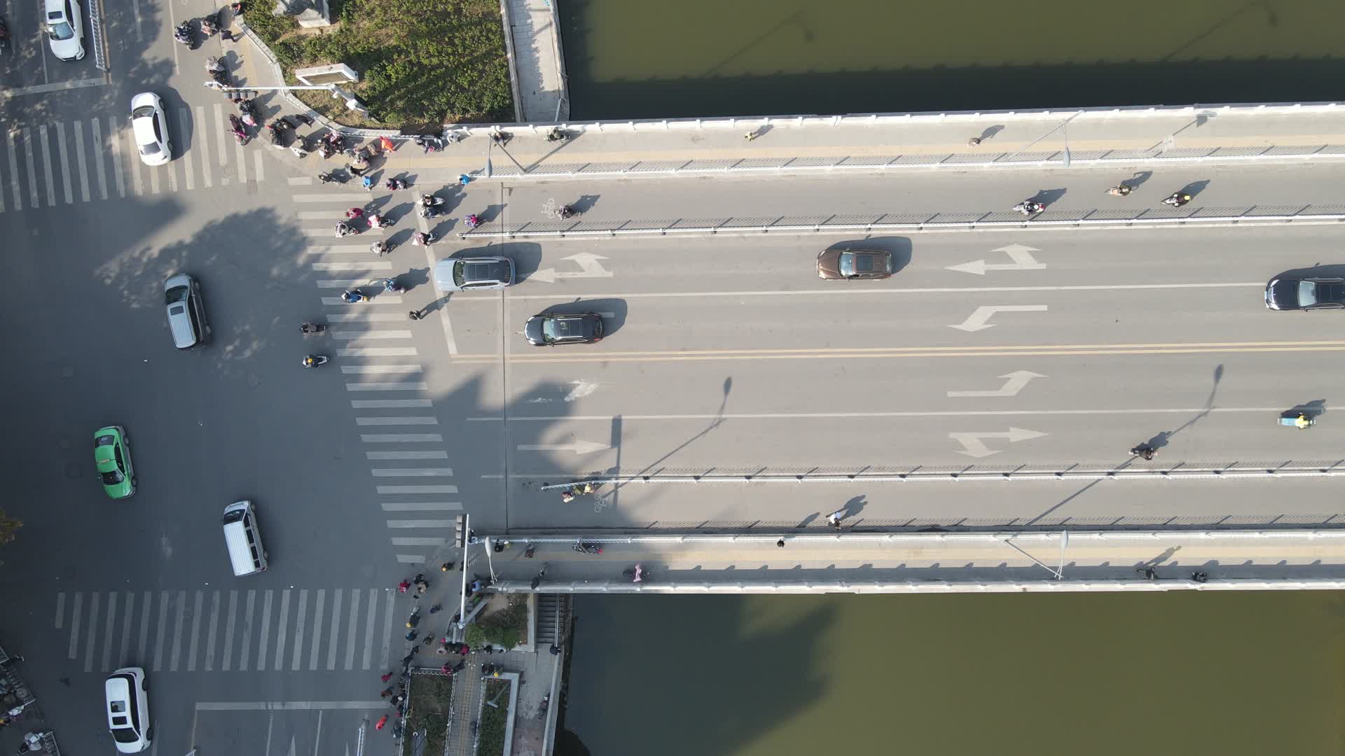 航拍江苏徐州黄河故道桥梁交通视频的预览图