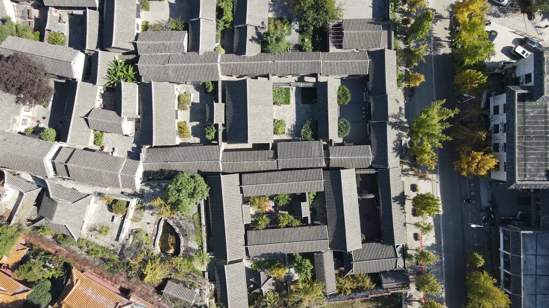 航拍古色古香中国建筑四合院屋顶视频的预览图