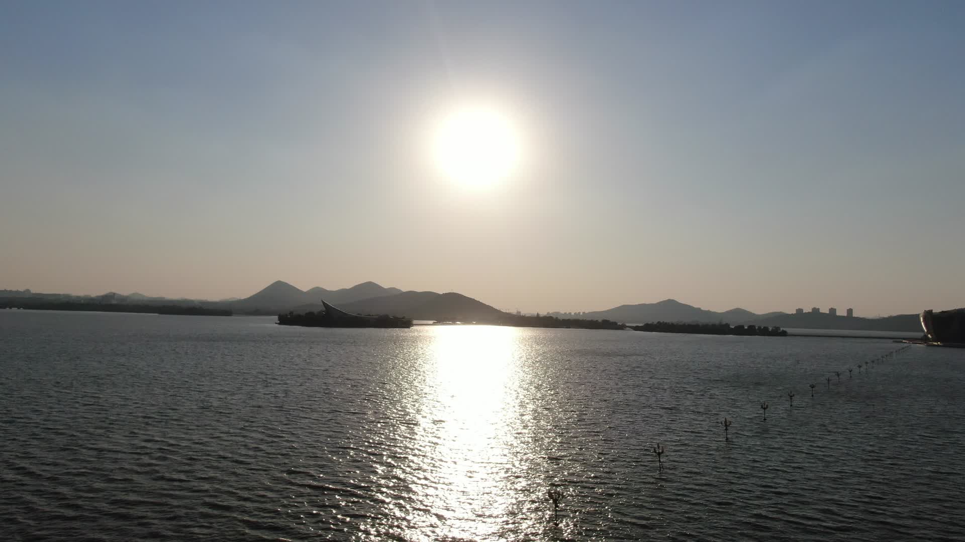 航拍徐州云龙湖夕阳游船剪影视频的预览图