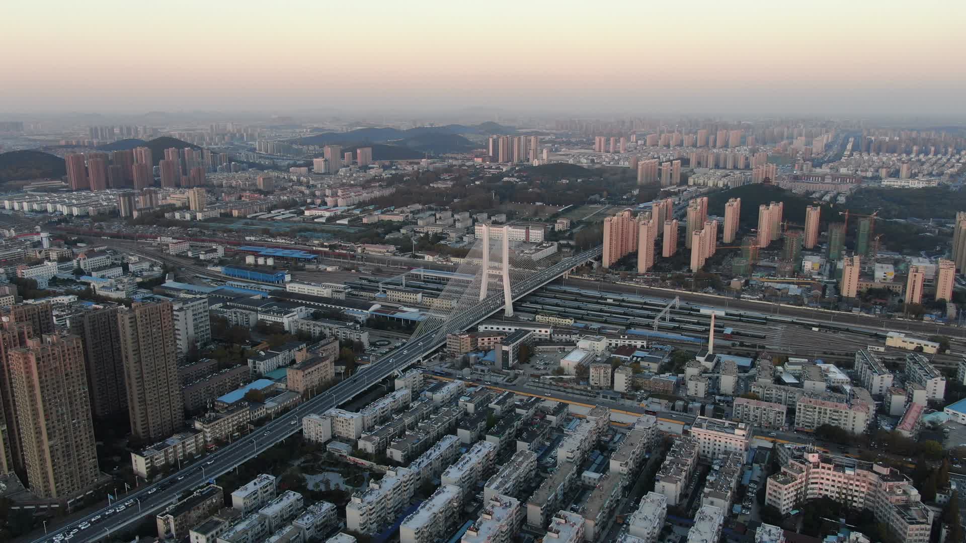 航拍江苏徐州和平大桥视频的预览图