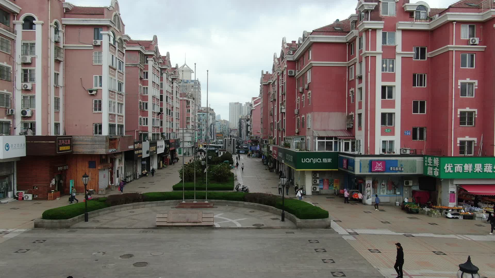 航拍青岛台东步行街视频的预览图