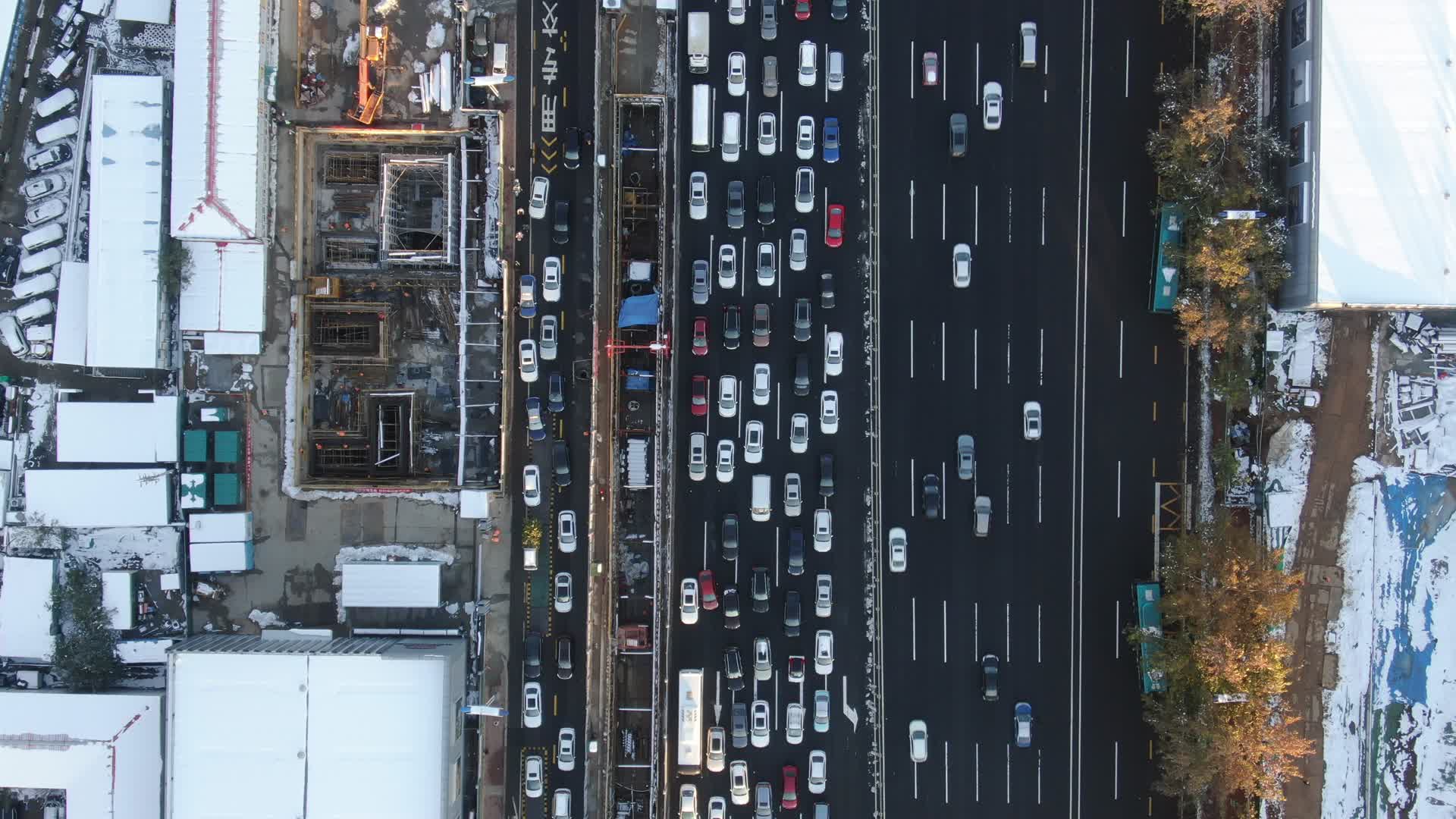 航拍拥堵交通车流视频的预览图