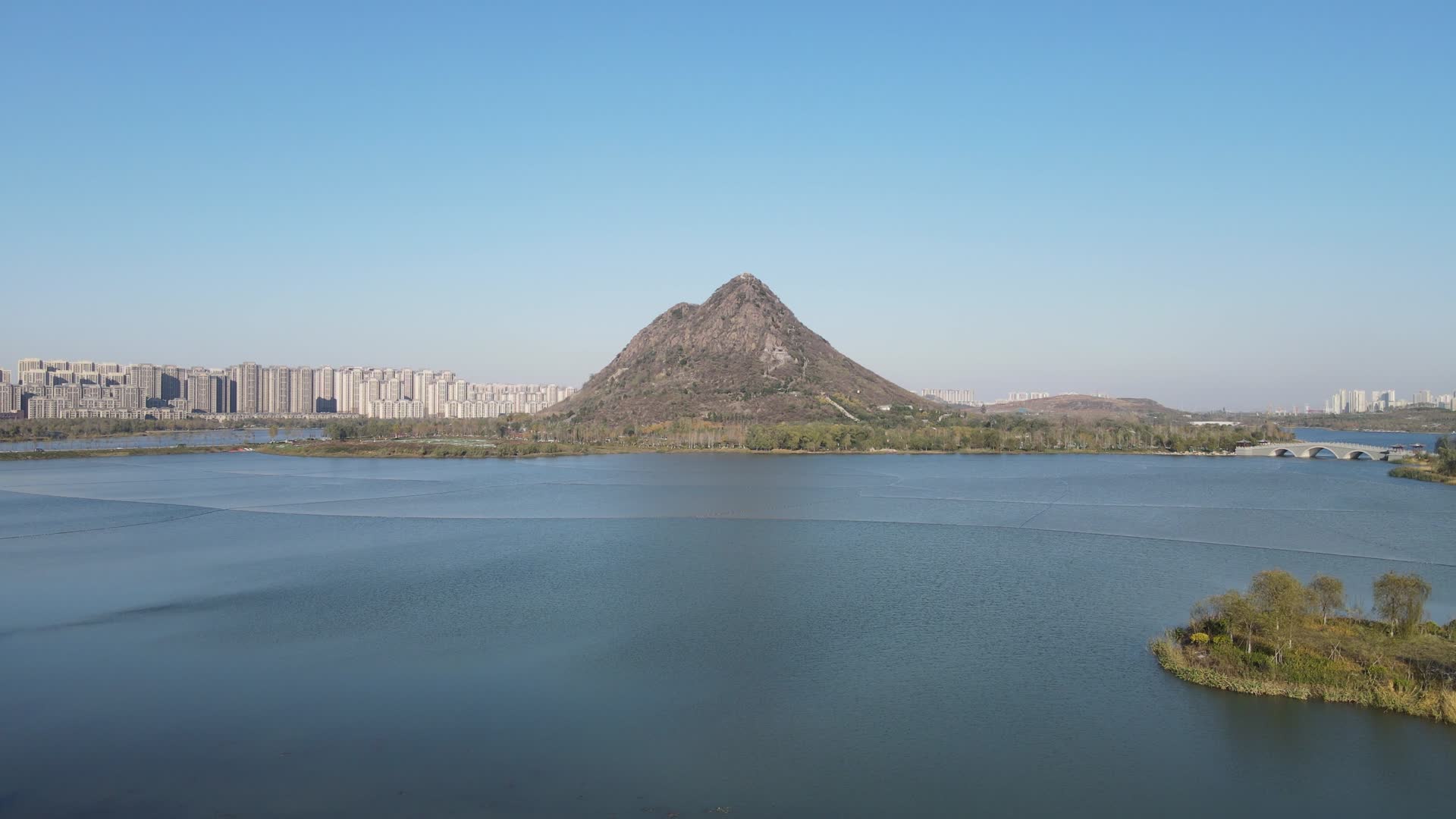 航拍济南华山湖公园视频的预览图