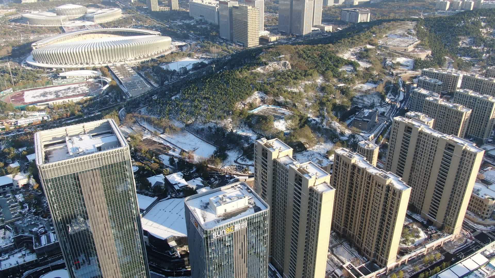 航拍冬季住宅小区雪景视频的预览图