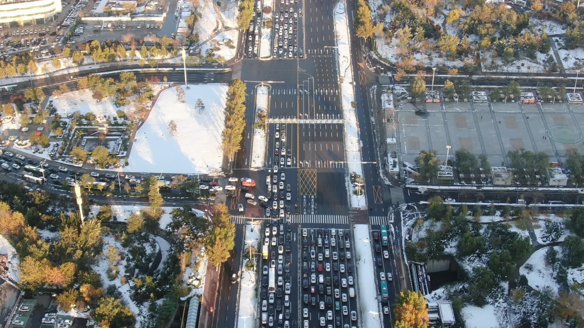 航拍济南大道冬季雪景视频的预览图
