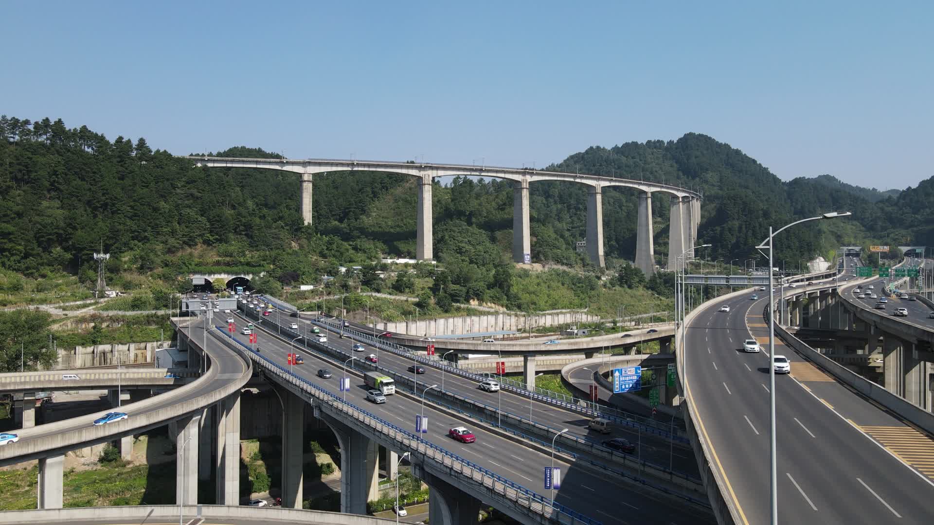 航拍贵阳黔春立交桥高架桥视频的预览图