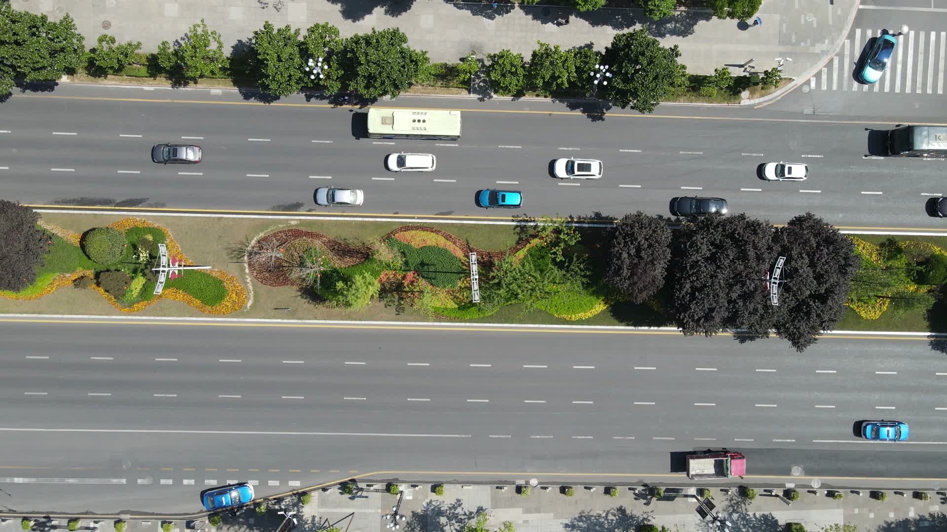 航拍贵阳城市交通车流绿化大道视频的预览图
