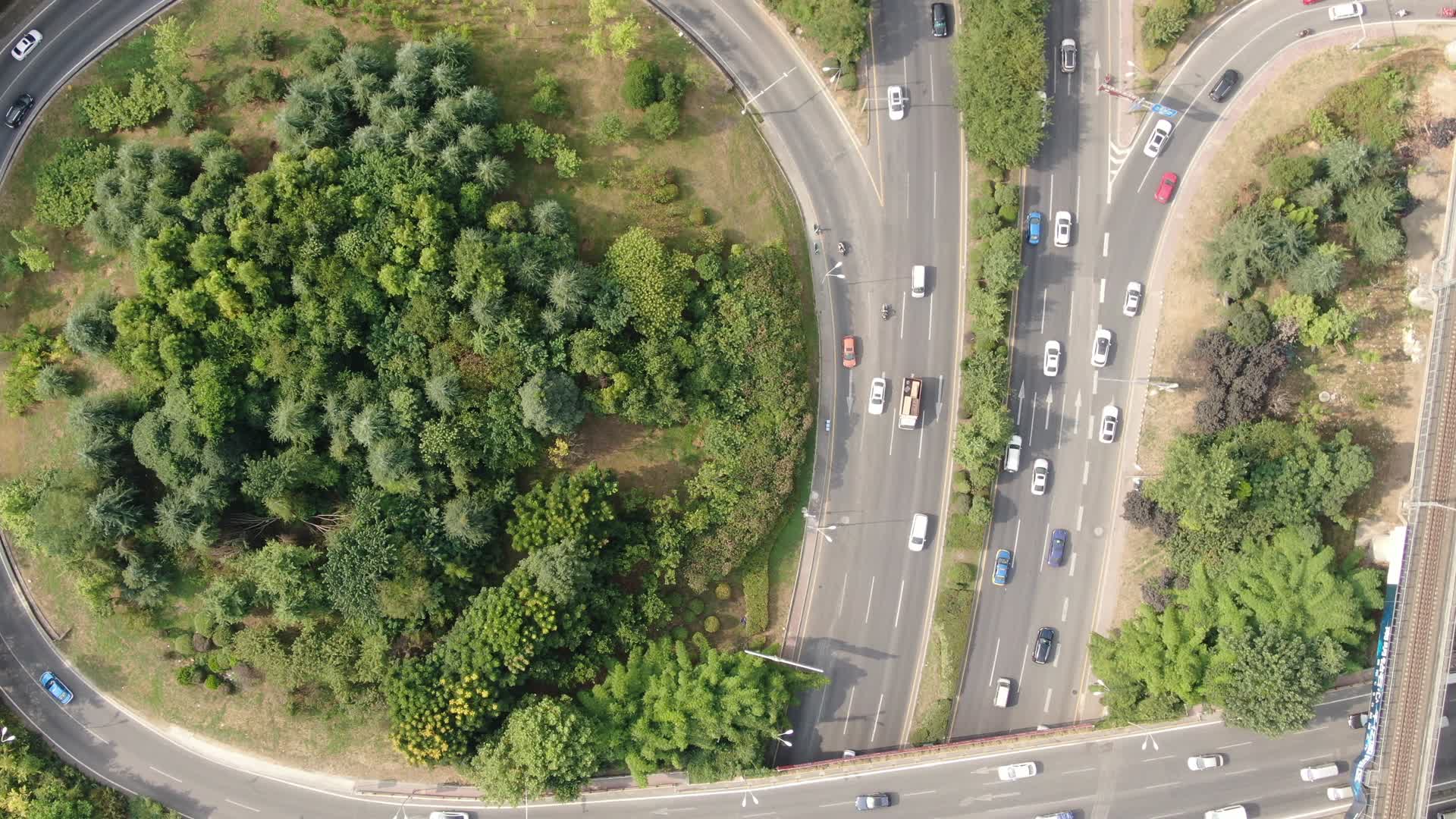 航拍城市交通高架桥转盘视频的预览图