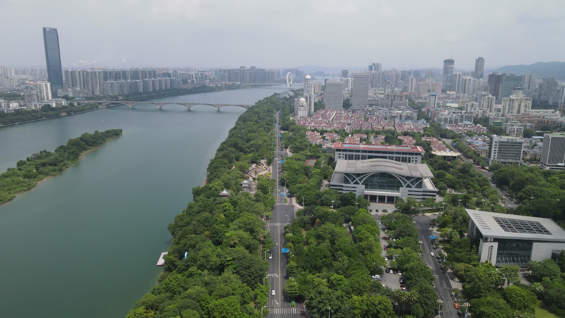 航拍广西柳州江堤公园视频的预览图