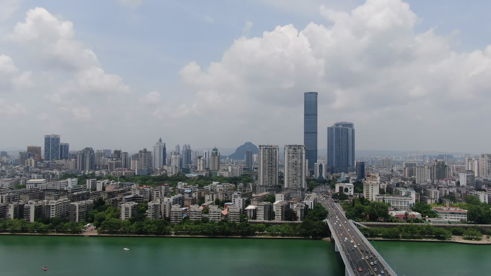航拍广西柳州壶东大桥保利中心视频的预览图
