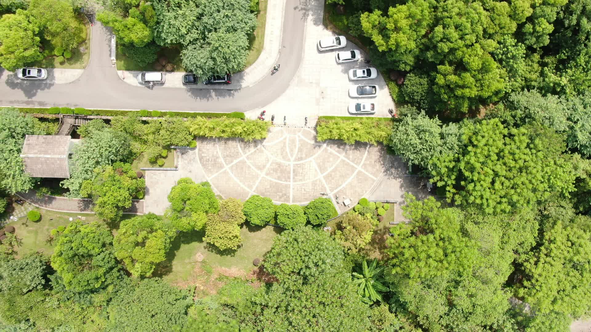 航拍城市公园休闲广场视频的预览图