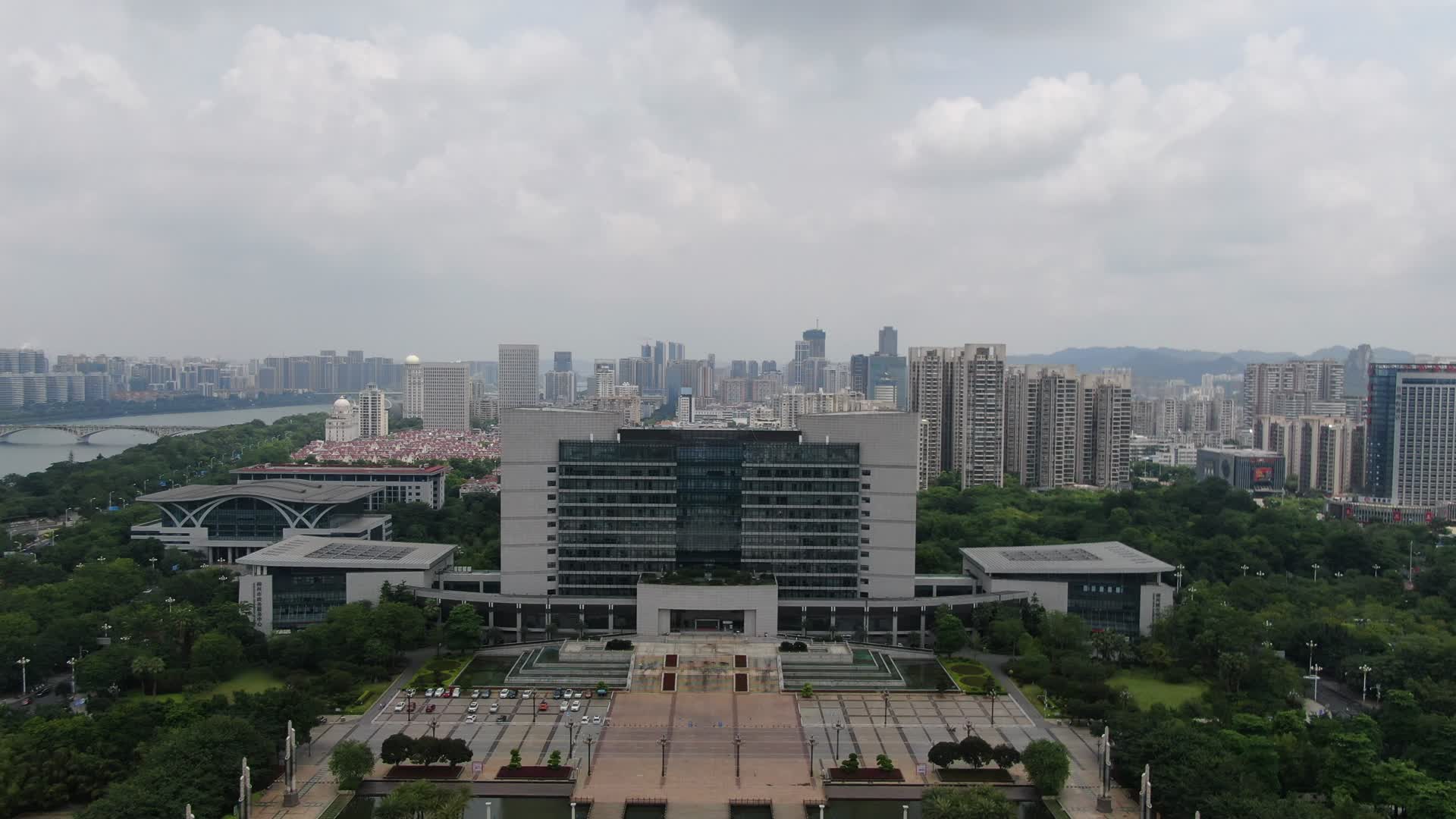 航拍广西柳州市政府文昌综合楼视频的预览图