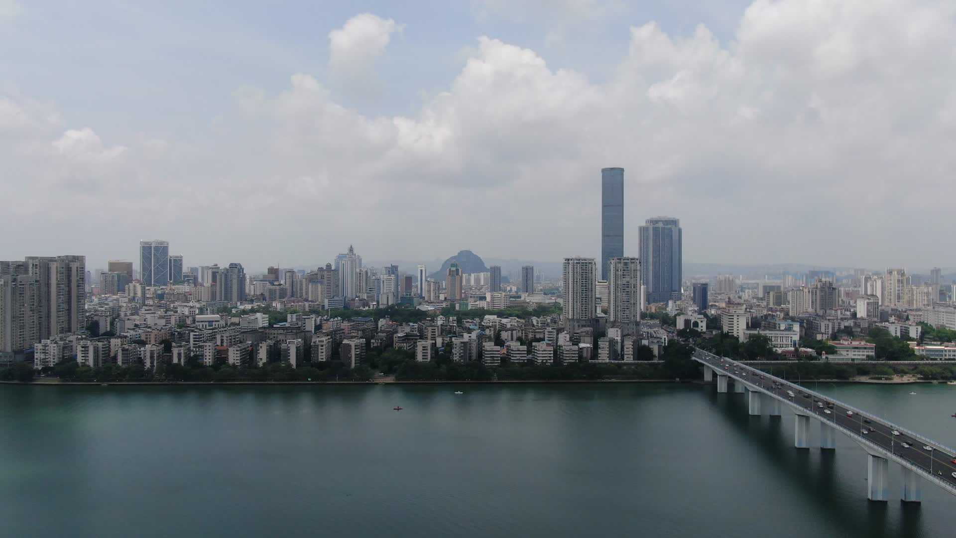 航拍广西柳州城市天际线视频的预览图