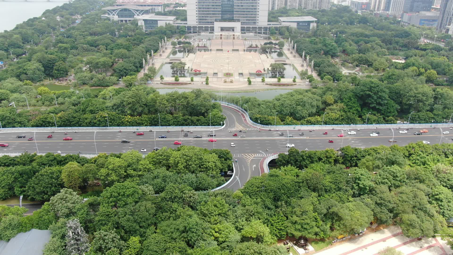 航拍广西柳州城市交通大道视频的预览图