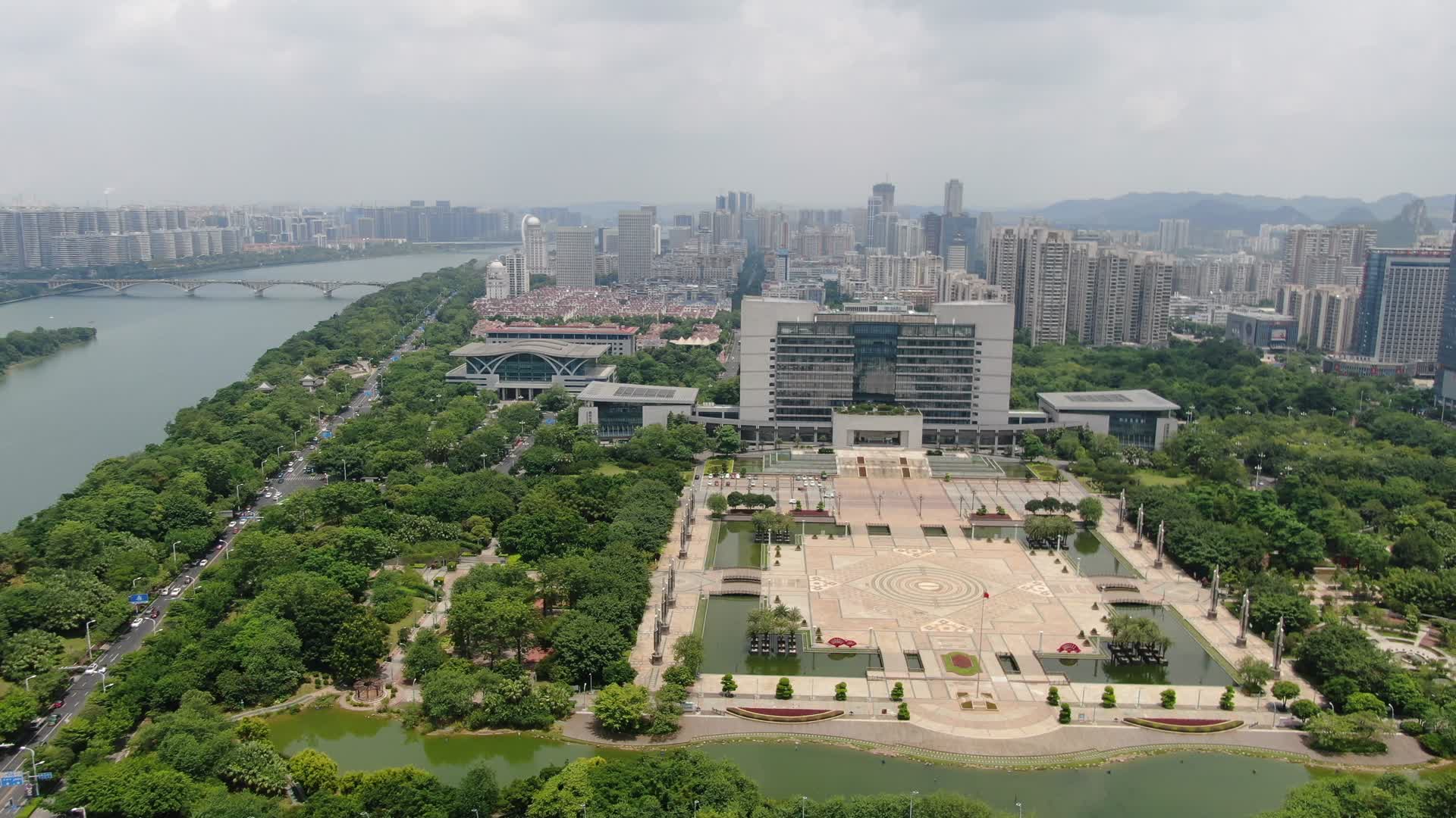航拍广西柳州市政府市民广场视频的预览图