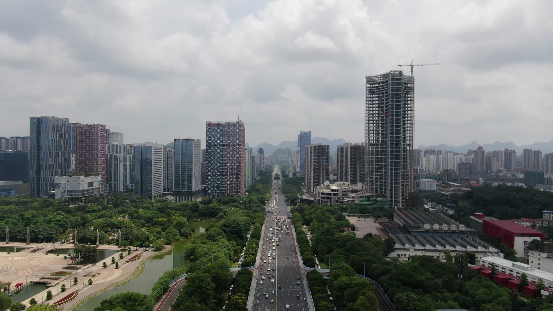 航拍广西柳州文昌西路交通车流视频的预览图