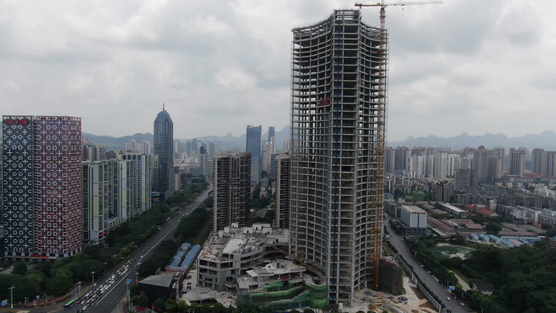 航拍广西柳州城市高楼视频的预览图