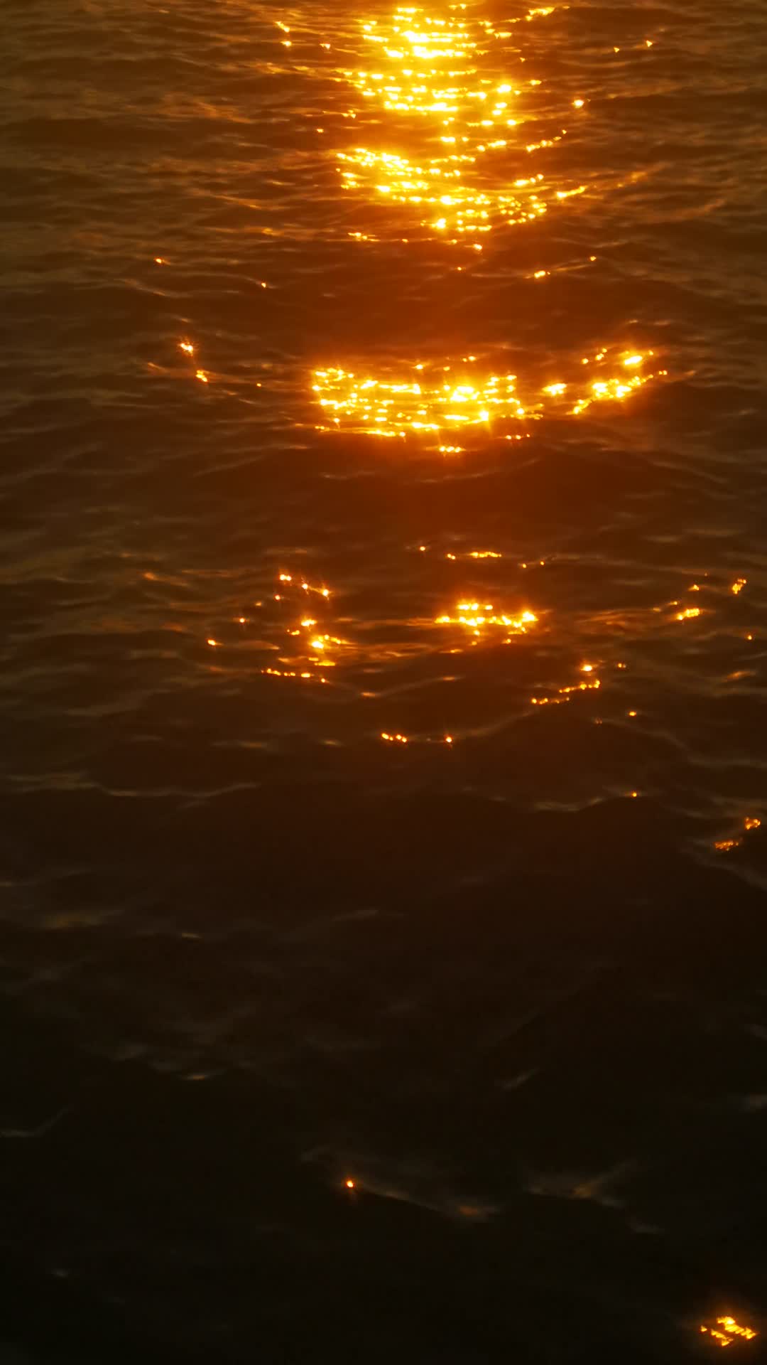 湖面波光夕阳晚霞日落视频的预览图