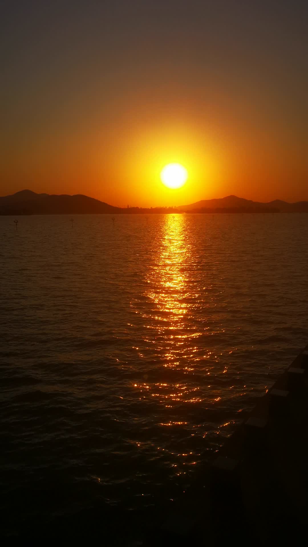湖面波光夕阳晚霞日落视频的预览图