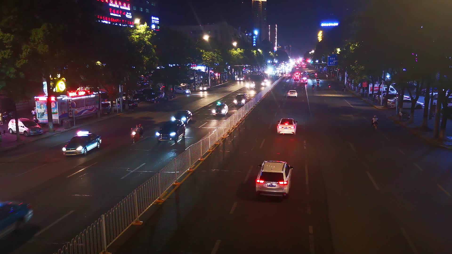 城市夜晚交通霓虹灯视频的预览图