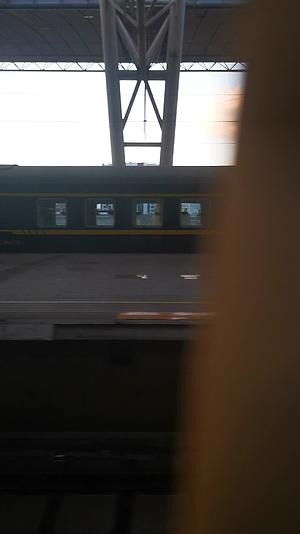 火车窗外风景视频的预览图