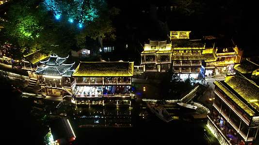 航拍湖南神秘湘西凤凰古城夜景风光视频的预览图