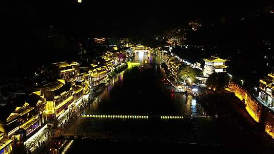 航拍湖南神秘湘西4A景区凤凰古城夜景视频的预览图