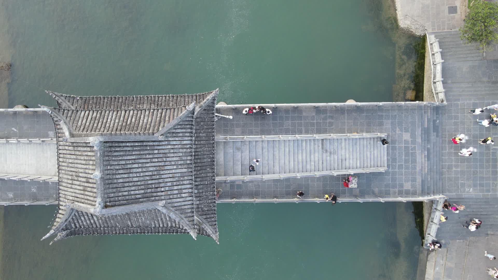 航拍湖南凤凰古城雪桥风雨桥视频的预览图