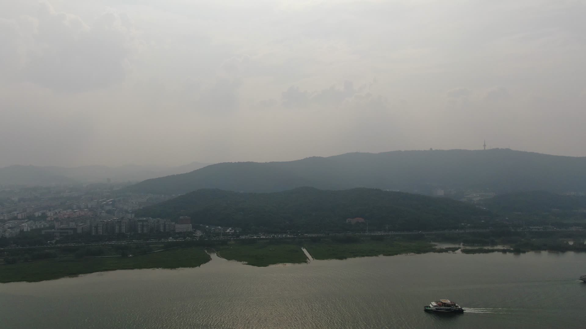 航拍湖南长沙湘江岳麓山视频的预览图