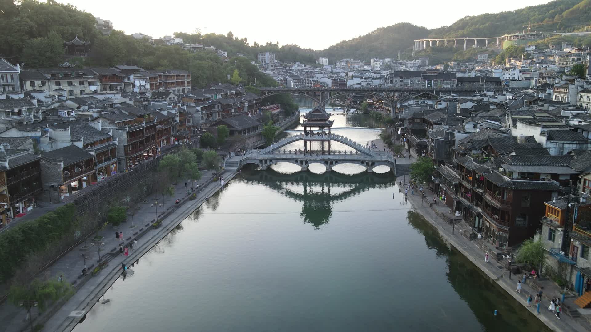航拍湖南湘西凤凰古城沱江雪桥视频的预览图