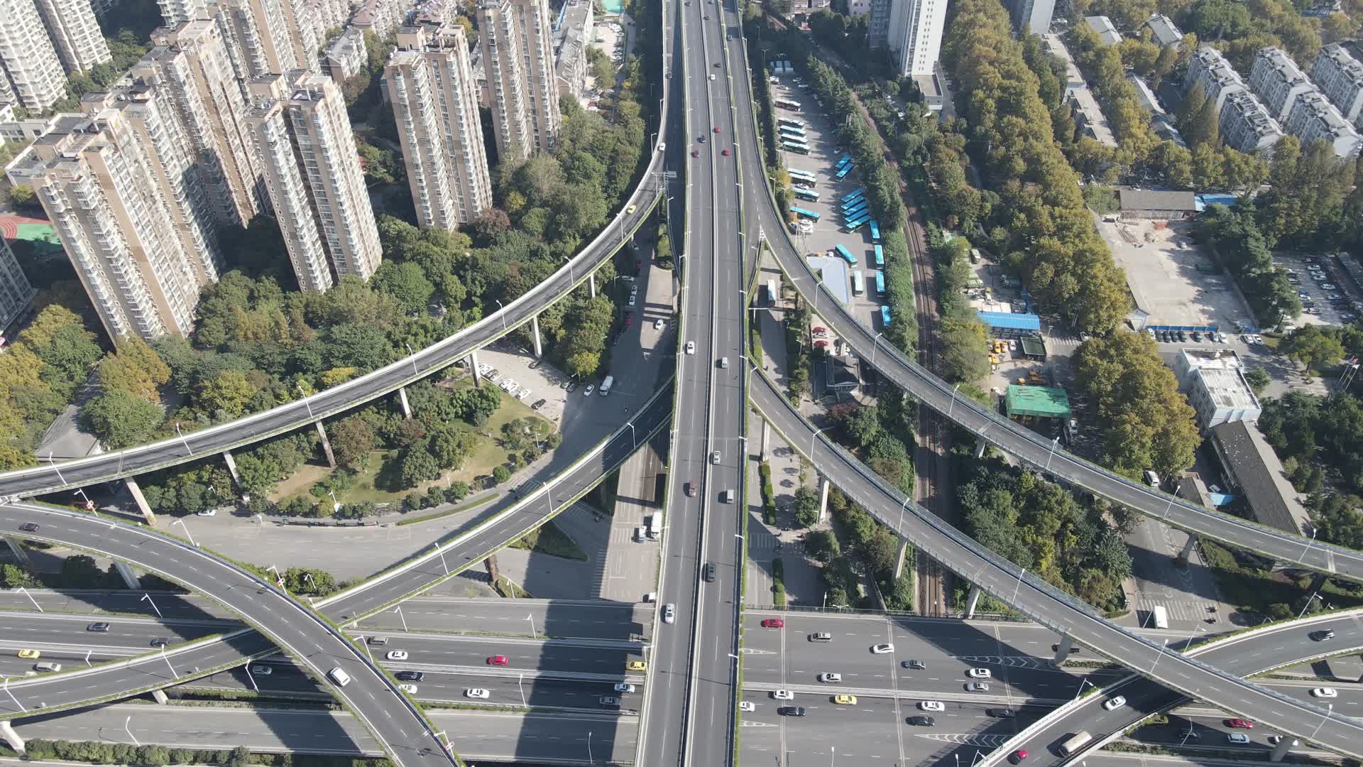 南京双桥门立交桥交通航拍视频的预览图